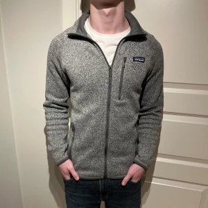 Patagonia Fleece - Säljer denna riktigt sköna Patagonia fleecen perfekt till våren! | Utmärkt skick inga direkta tecken på användning! | Storlek S. | Ställ gärna frågor innan du köper!