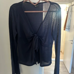 Design By Si liknande topp - Design by Si liknande topp från Gina i mörkblå!! Superfin på fest eller liknande🩷 Andvänd 1 gång! 