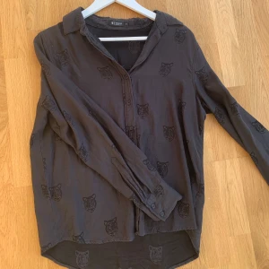 Skjorta Tiger of sweden - Så fin skjorta från tiger of sweden som tyvärr inte kommer till användning. Söker nytt hem!❤️