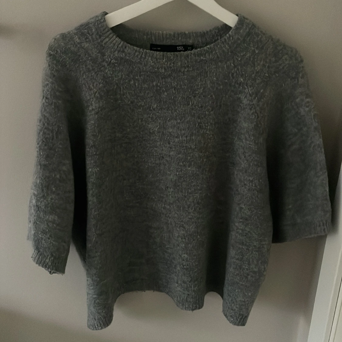 Grå stickad tröja - 1