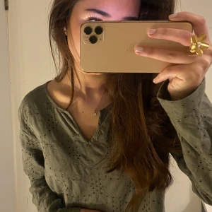 Olivgrön tröja  - Säljer en olivgrön tröja med v-ringning och långa ärmar. Passar bra till jeans eller kostymbyxor. Gar använts en gång. Säljer för det är för stor för mig.