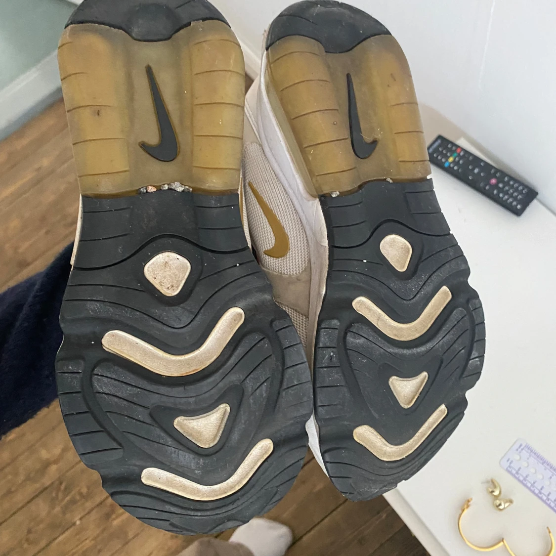 Nike sneakers i beige och guld - 2