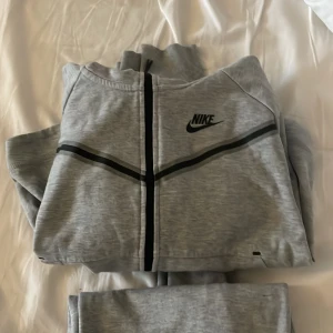 Nike tech fleece set - Säljer ett Nike set i strl xs som är i mycket fint skick. Knappt använt av dottern. 