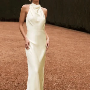 Balklänning från meshki🤍 färg: lemon sorbet - Säljer denna helt oanvända satinklänning (lappar och orginalförpackning kvar) 🤍 i färgen ”lemon sorbet” 🤍 i storlek XXS, men passar Xs!