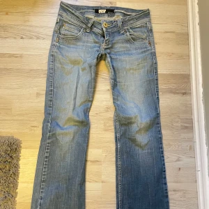 Lågmidjade bootcut jeans  - Snygga Lowaist e d blå bootcut jeans 💕står ingen storlek men skulle säga ungefär 38. Insydda lite i låren och uppsprätat längst ner för att dom ska blir längre, men inget som syns. Skriv för måtten 💕