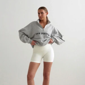  ribbade cykelshorts Aim'n - hej! säljer dessa vita ribbade cykelshortsen från Aim'n. De är högmidjade och har en tight passform som framhäver kroppen, helt oanvända. hör av er vid funderingar!🥰