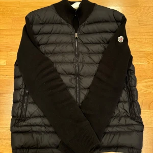 Moncler cardigan - Moncler padded wool cardigan storlek M jätte bra skick inga skador , skriv vid intresse nfc scan och qr kod fungerar 