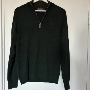 100% merino half zip från Morris - Snygg mörkgrön tröja från Morris i 100% merinoull. Köpt på bomullsfabriken i gbg. Nypris 1800kr, skicket är väldigt bra. Hör av dig om du har funderingar!