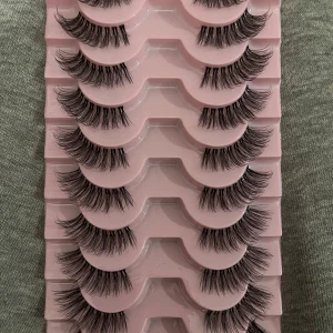 10 par lösögonfransar  - Säljer ett set med flera par falska ögonfransar. De är i modellen cat eye och voluminösa. Säljer pga att jag ångrade mitt köp innan jag använde de. 