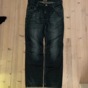Mörkblå jeansbyxor - Svin fetta jeans med nice wash, ena fickan är ganska trasig men går nog att laga lite healbite 😛