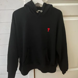 Ami Paris hoodie  - Sjukt fet Ami Paris hoodie i fint skick! Storlek S. Hör gärna av er vid ytterligare frågor!🤝🏻
