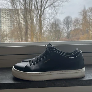  Axel Arigato skor - Jag har använt dem i en månad, men de ser fortfarande bra ut. Strlek 39