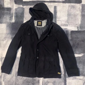 Tom Tailor jacka - Säljer nu denna riktigt feta field jacket från Tom Tailor| skick 8/10✅ | jackan har en avtagbar huva | storlek M passar L 🧥