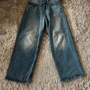 Ljusblå Astro Jeans - Säljer ett par ljusblåa Astro jeans från Weekday. Paret är använda men i bra skick, finns defekter längst ner vid benöppningen men det tycker jag bara är snyggt. Storlek 29/32. Vid frågor är det bara att skriva!