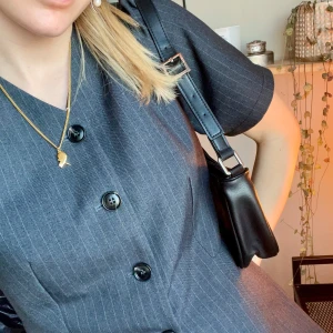 Svart axelväska i skinn imitation  - Snygg svart axelväska. Perfekt och klassisk accessoar som passar till allt!