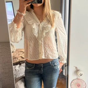 Blus från Zara - Supersnygg långärmad genomskinlig blus från Zara! Jättefin med mycket volanger och detaljer🥰
