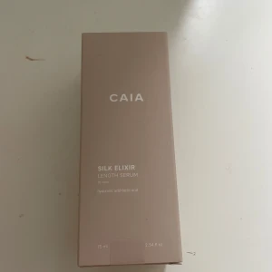 Silk Elixir Length Serum från CAIA - Silk Elixir Length Serum från CAIA är ett lätt serum med hyaluronsyra och mjölksyra. Perfekt för att vårda och återfukta torrt hår. Kommer i en stilren beige flaska med pipett för enkel applicering. Helt ny och oanvänd