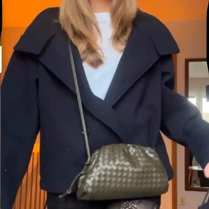 Mörkblå kappa - Såååå snygg mörkblå kappa från Gina tricot!😍💕💕Den är använd fåtal gånger, storlek Xs men passar även S, kan gå ner i pris vid snabb affär🥰