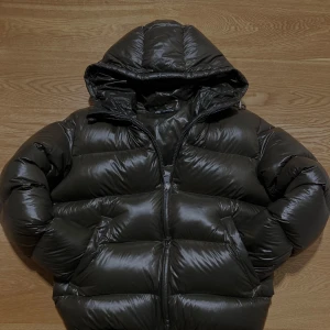 Pufferjacka från ZARA - Snygg och glansig puffjacka från ZARA. I gott skick och knappt använd. Mycket varm och perfekt för vinter och vår! 100 % dun, original priset 120€ / ~1350 kr.