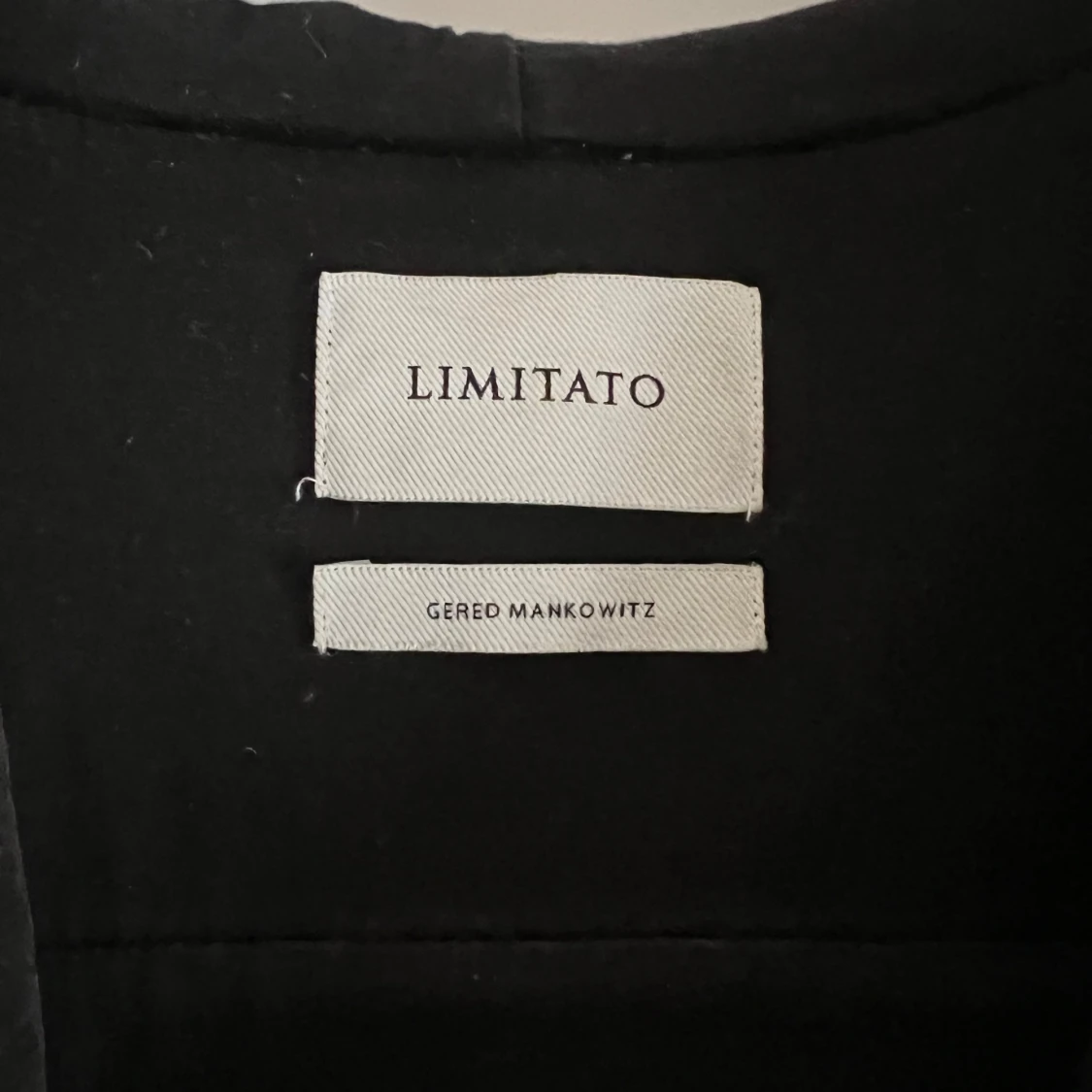 Svart hoodie från Limitato - 1