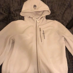  Sail Racing kofta  - Säljer min vita Sail racing kofta. Använt den ett tag men de inga fel på den. Den är storlek S. Priset kan diskuteras vid snabb affär😉