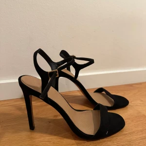 Svarta klackskor  - Ett par svarta klackskor ifrån Asos. Hög och smalklack, super fina till allt! Materialet är lite mocka liknande.