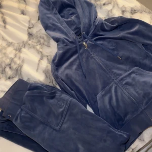 Juicy sett -  Som ni ser så saknar den en metall grej på ett av snöret vid byxan. Annars är allt bra. Hopdie- S och Byxa xs.   Hör av dig vid intresse!