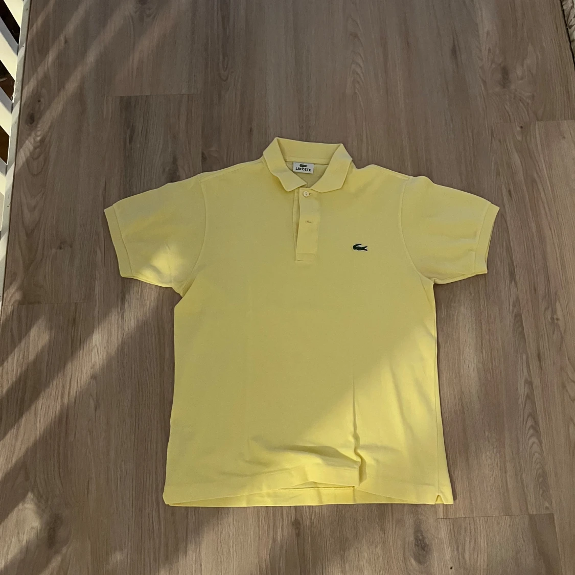 Gul pikétröja från Lacoste