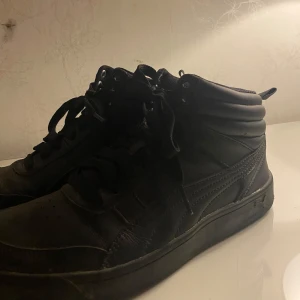 Svarta skor från Puma - Säljer ett par sneakers från Puma med hög krage och snörning. 