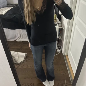 Blå jeans från ONLY - Snygga blå jeans från ONLY i storlek S. De har en klassisk design med en bekväm passform och är perfekta för vardagsbruk. Jeansen har en lätt tvättad look som ger dem en avslappnad stil. Dem jag även små slitningar som man ser på bild 4 som var där när man köpte dem och är en del av designen! Enbart använda en gång