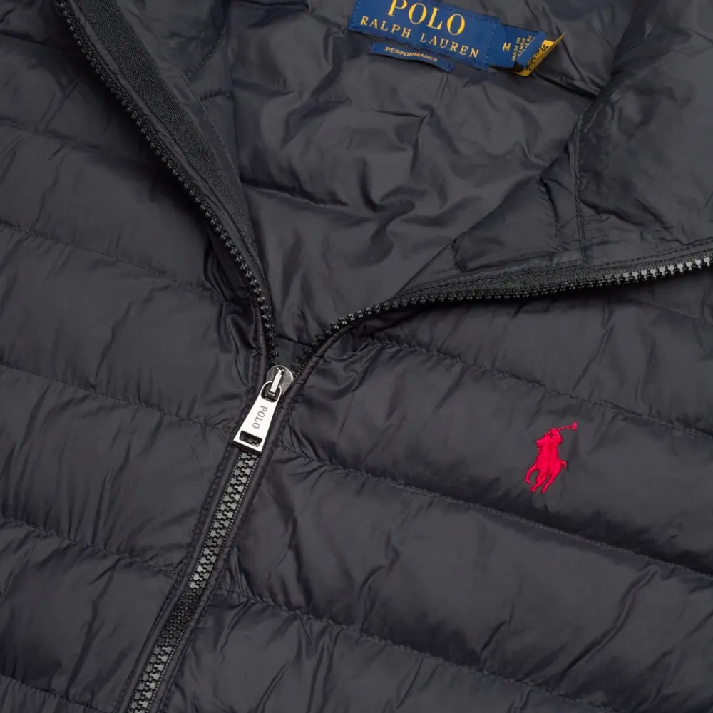 Använd 2 gånger inomhus för jag skulle testa den. Fick den vinter 2023 men den passa inte mig, sen har jag inte orkar tälta ut den. Köpt på room 1006 Snygg svart dunväst från Ralph Lauren med dragkedja och ikonisk röd logga på bröstet. Perfekt för lager-på-lager och håller dig varm med stil. Västen har en hög krage och två sidofickor med dragkedja. . Takit.
