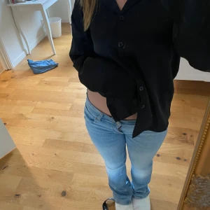 Svart långärmad skjorta - Snygg svart skjorta med knappar framtill. perfekt till sommaren och det är silke 😍