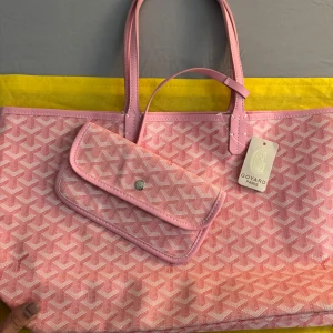 Rosa tote väska - Stockholm stil rosa tote väska! Passar till allt, lappen och skyddpåsen finns kvar! 😊💕