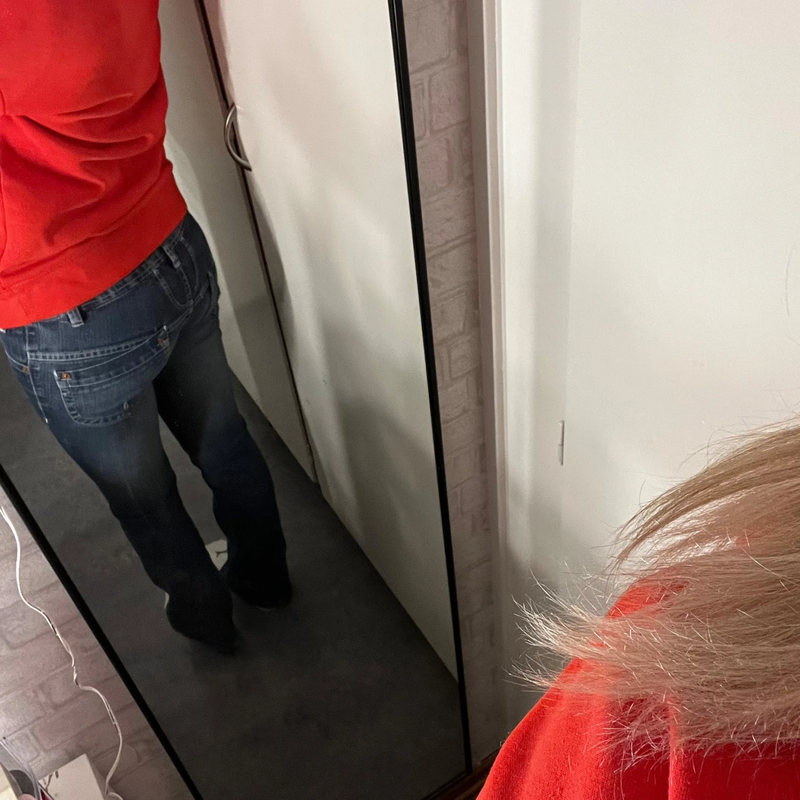 Mörkblå lågmidjade jeans med lite utsvängda ben - 2