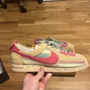 Nike x Union cortez  - Hej nu säljer jag ett par nike union cortez i utmärkt skick har endast haft de enstaka gånger. skick 9.5/10
