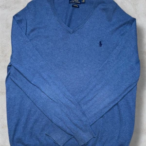Blå Polo Ralph Lauren Tröja - Blå Polo Ralph Lauren Tröja. Storlek L. Mycket fint skick. Postar alltid inom 24h och priset kan diskuteras vid en snabb affär!