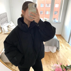 Svart pufferjacka - Super snygg pufferjacka i svart. Den är så himla varm & mjuk! Ser att det sitter nåt längst ut på ärmen, det är bara damm som nu har tagits bort…