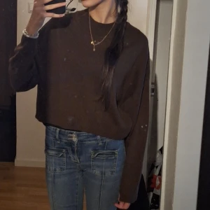 Brun croppad tröja - Säljer denna fina bruna stickade tröja då den inte kommit till användning💕 Är i storlek M men has själv XS/S och den passar🩷