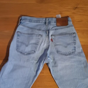 Levis 501 w28 - Ljusblåa levis 501 upsydda så dom är 91 cm långa midjan är w28 dom ända skadorna är på den sista bilden 