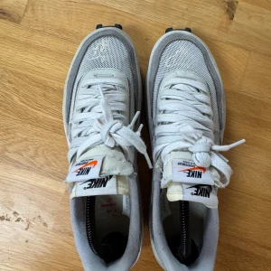 Nike sneakers i vit och grå - Nike Sacai Summit White. Storlek 42.