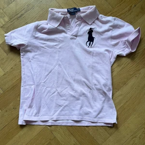 Rosa pikétröja från Ralph Lauren - Säljer en stilren rosa pikétröja från Ralph Lauren med  loggan på bröstet. Pris kan diskuteras 🫰🫰