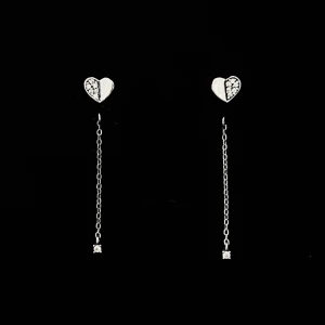 Hjärtörhängen i äkta silver med droppe - Jätte fina hjärt örhängen i äkta silver 925, med stämpel och allt. Nypris 350kr från Guldfynd. Super söta till sommaren och med en sten som hänger som en droppe bakom örat, fäst i ploppen. Smidig och kan därför kombineras med andra örhängen ✨🌸☀️