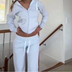 Grå hoodie från russemerch - Säljer en grå hoodie med dragkedja och huva från russemech. Ny skick💕säljer för köpte fel sorlek💕