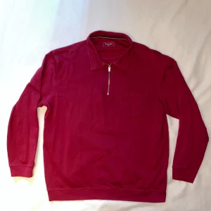 Burgundy Vintage Quarter zip Sweater - Burgundy Vintage Quarter zip Sweater A stylish burgundy vintage sweater that’s perfect for a cool and relaxed look. A must-have for anyone who loves retro style! Size: Fits M Color: Burgundy/ vinröd/ Burgundowa Style: Vintage – unique and timeless. Why you'll like it: * Perfect for a streetwear-inspired look. * Stylish burgundy color that really pops. * Vintage, so you’ll have something no one else does! Feel free to ask if you want more pictures or details!  Vintage vinröd quarter zip tröja