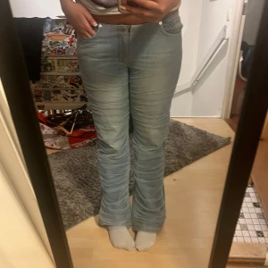 Ljusblå bootcut jeans - Snygga ljusblå bootcut jeans med mesh tyg på framsidan som gör dom unika och snygg. Lågmidjade!     W32 L32