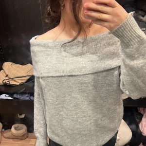 Grå offshoulder tröja - Säljer en grå offshoulder tröja med långa ärmar. Perfekt för en avslappnad och trendig look. Storleken är S men skulle säga att den passar xs och m oxå. Tröjan är aldrig använd och i bra skick. Pris kan diskuteras vid snabb affär!!❤️