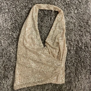 Paljett halterneck topp - Snygg halterneck topp från Gina Tricot, köptes ny för 349kr och helt slutsåld på hemsidan. Endast använd 1 gång 💞