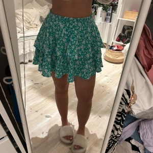 Grön volang kjol  - Super söt kort volang kjol som inte kommer till användning ( jag har vikt ner midjan där uppe)💕💕