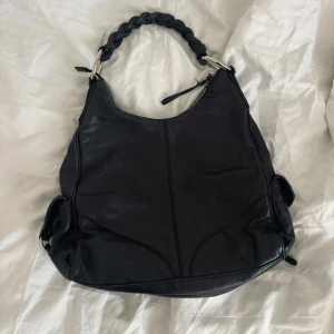 svart rymlig axelväska i läder vintage  - så himla snygg läder väska från en vintage butik i Italien💋 den får plats med dator och massor mer! Alltså väldigt rymlig💞