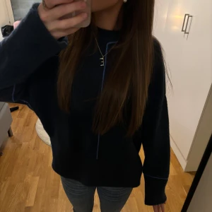 Mörkblå tröja  - Säljer en stilren mörkblå tröja med kontrastsömmar i ljusare blått. Tröjan har långa ärmar och en avslappnad passform, perfekt för en casual look. Strl S 💓